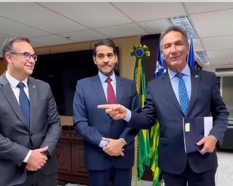 REGULARIZAÇÃO FUNDIÁRIA EM MACAPÁ VIRA CASO DE DNA: filho político de Lucas Barreto é registrado por Clécio e Randolfe sem reconhecer o pai